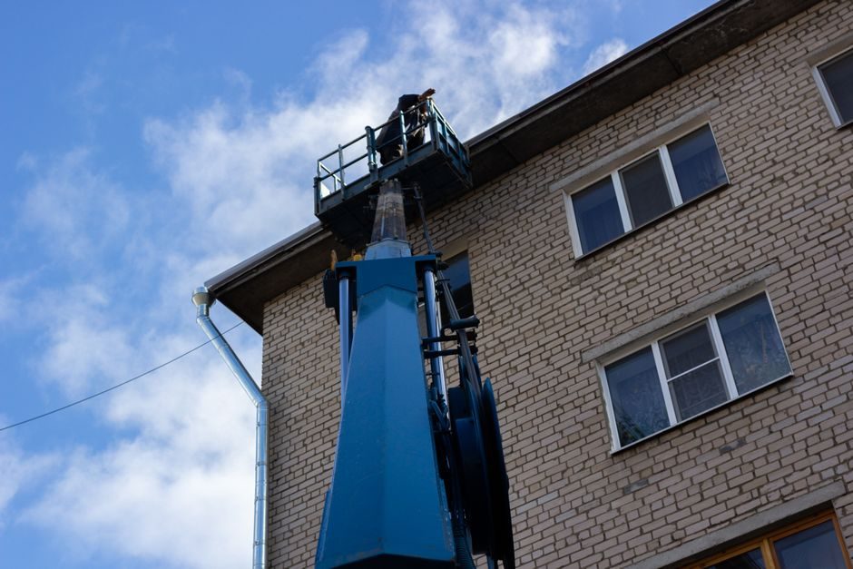 Aerial Work Platform vs Crawler Crane: 2026 Selection Frame by Lift, Reach and Site