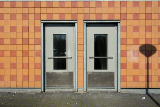 architectural hardware vs expansion anchor for thermal expansion - Who should specify which family, and who should not