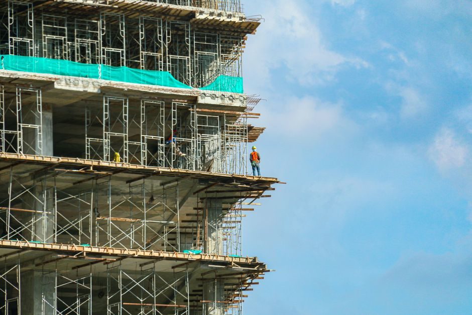 Climbing Formwork vs Scaffolding: 2026 Spec Cut for Vertical Construction