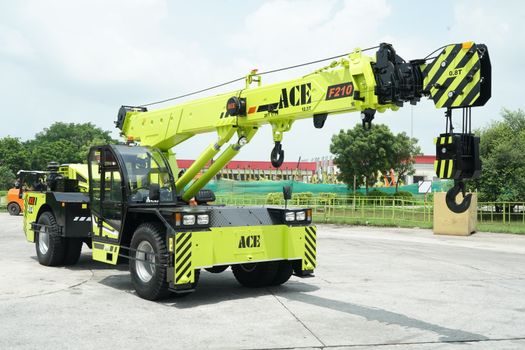 Crawler Crane vs Truck-Mounted Crane - Mobility, ground pressure and site access