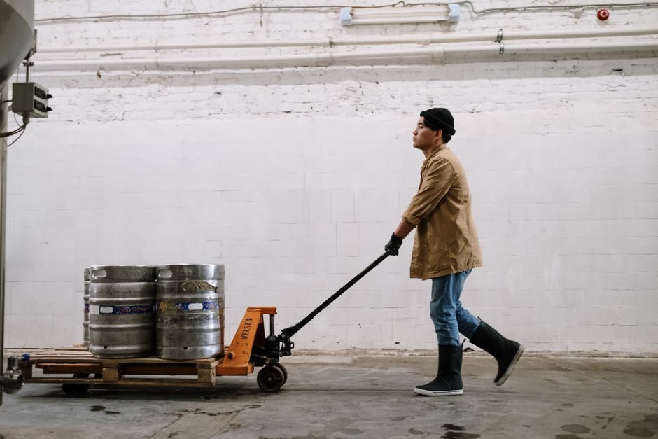 Dock Leveler vs Manual Pallet Jack: 2026 Spec Cut for Loading Bay Pairing