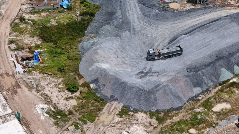 Dump Truck vs Truck-Mounted Concrete Pump: 2026 Spec Cut for Site Engineers