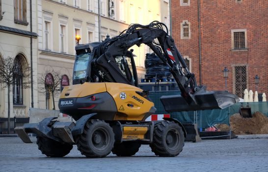 Excavator vs Asphalt Paver - Selection Criteria: Which Machine Fits Which Job