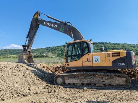 Excavator vs Asphalt Paver - Limitations, Failure Modes, and Standards to Watch