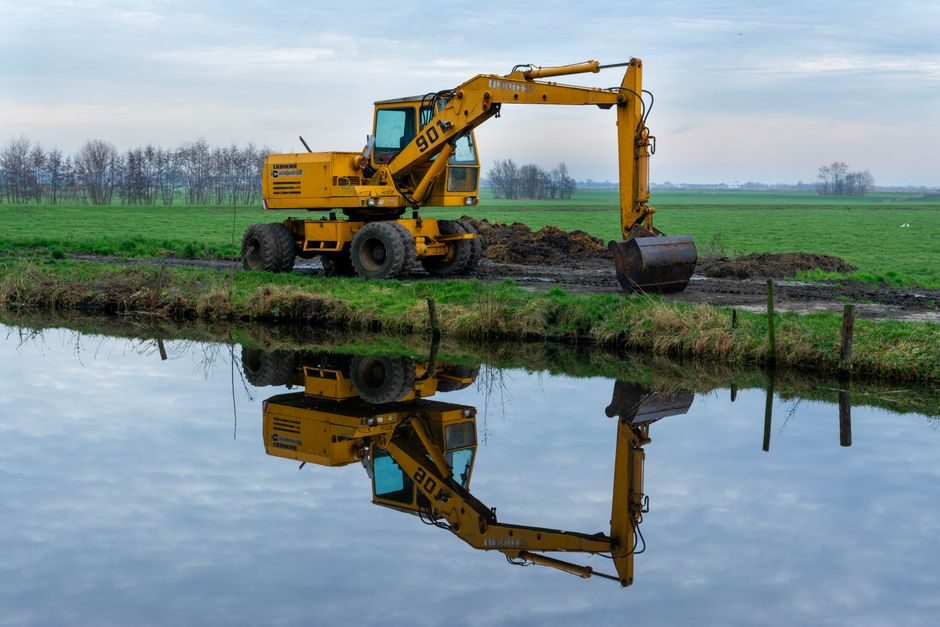 Excavator vs Asphalt Paver: Two Tracked Machines, Two Distinct Job Sites