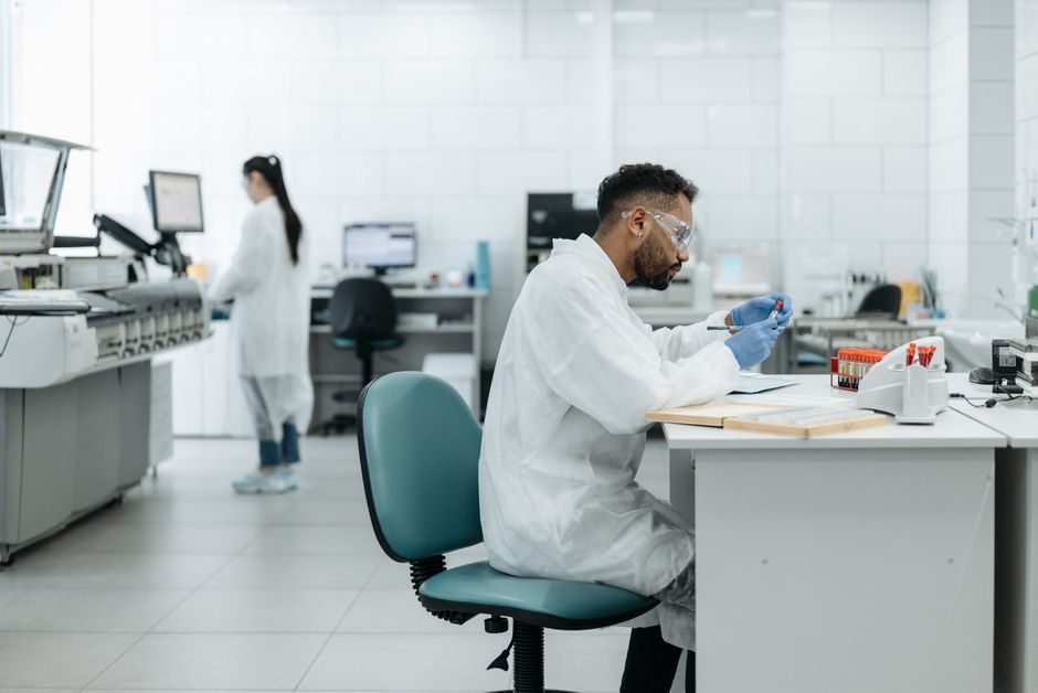 Gas Analyzer vs Spectrophotometer: Picking the Right Optical Tool for the Sample Phase