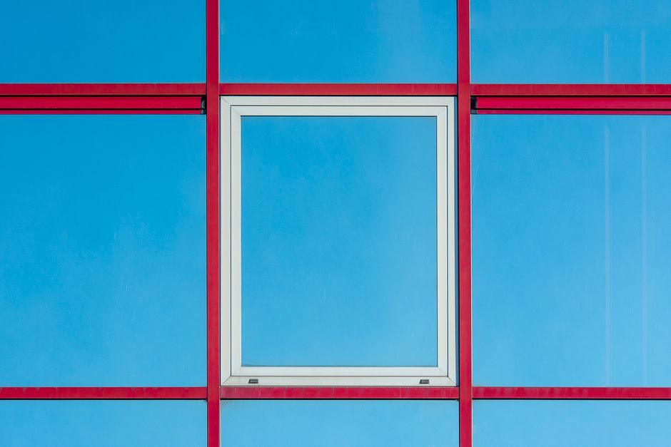 Glass vs Metal Curtain Wall Panel: Choosing by Temperature Limit