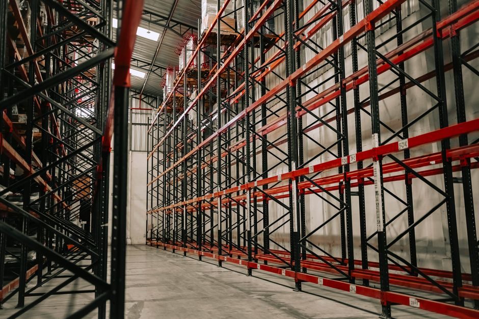Industrial Storage Rack Buying Guide 2026: Load Class, Beam Geometry, Code Conformance