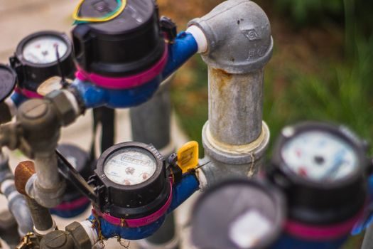 Pressure Gauge vs Differential Pressure Transmitter - Process connection, wetted material, environmental rating
