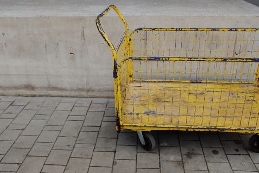 Reach Truck vs Platform Trolley - Comparison: Reach Truck vs Platform Trolley on Five Decision Criteria