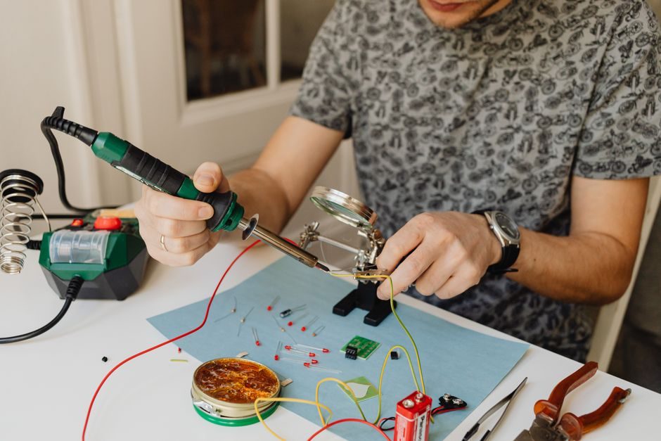Servo vs Stepper Motor: 2026 Selection Cut for Motion-Control Builds