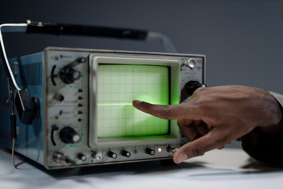 Spectrum analyzer vs signal calibrator: choosing for mechanical strength test rigs