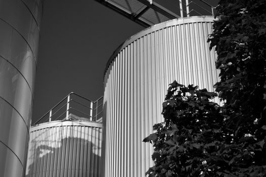 how to choose a Tank Cleaning Machines - Tank Geometry: Diameter, Obstructions, and Throw Radius