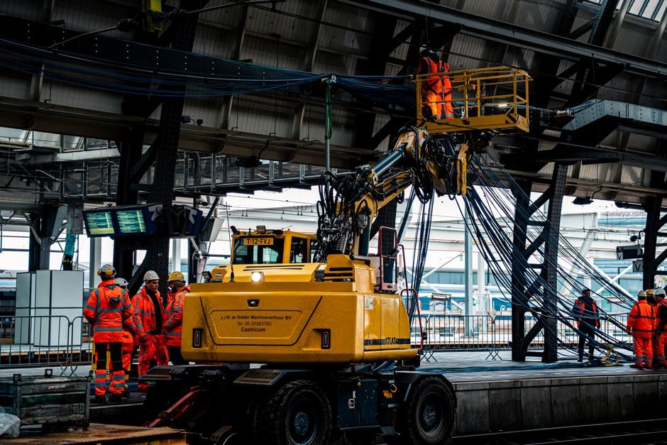 Truck Crane vs Aerial Work Platform: 2026 Spec Cut for Lift Buyers