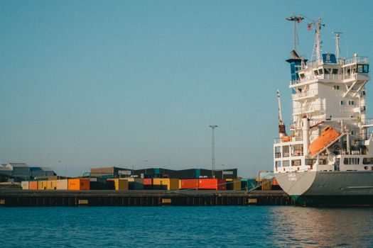 UHMWPE price and cost guide - Freight, Incoterms and the 2026 shipping surcharge on low-MOQ UHMWPE