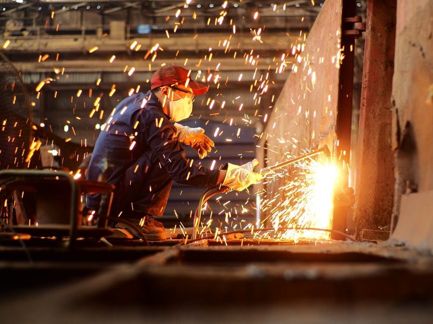 2026 Industrial Laser Suppliers: Solid-State Lineup, Chinese OEM Platforms and Spec Gates
