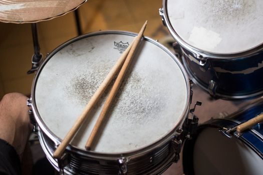 55 gallon drum types and applications - Open-Head vs Closed-Head Configuration