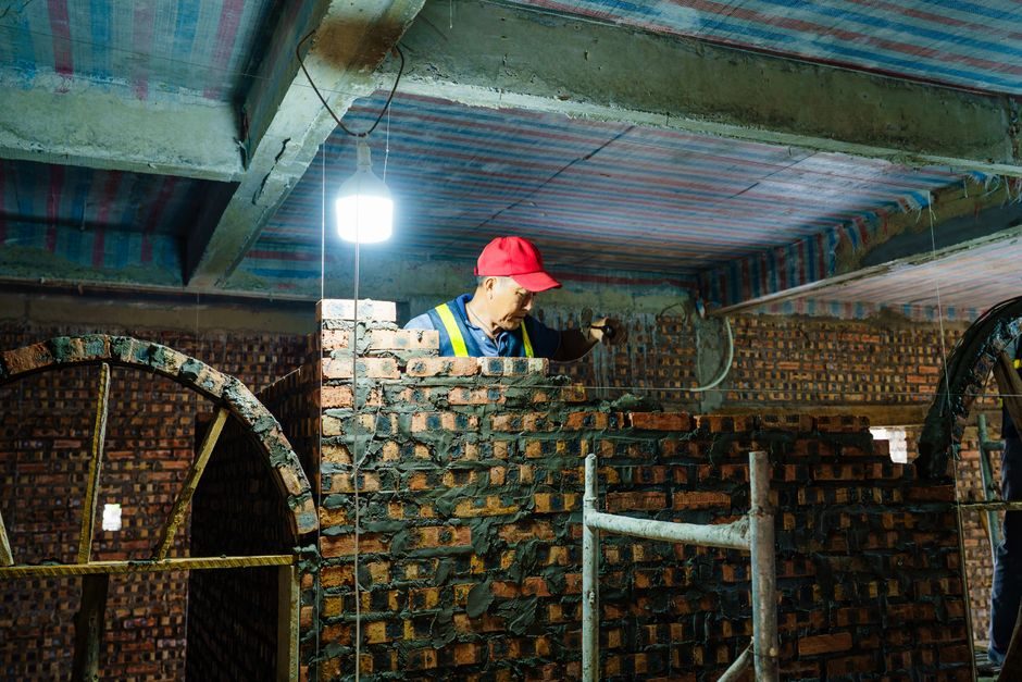 AAC block installation: thin-bed mortar, tie geometry, and the field checks that stop