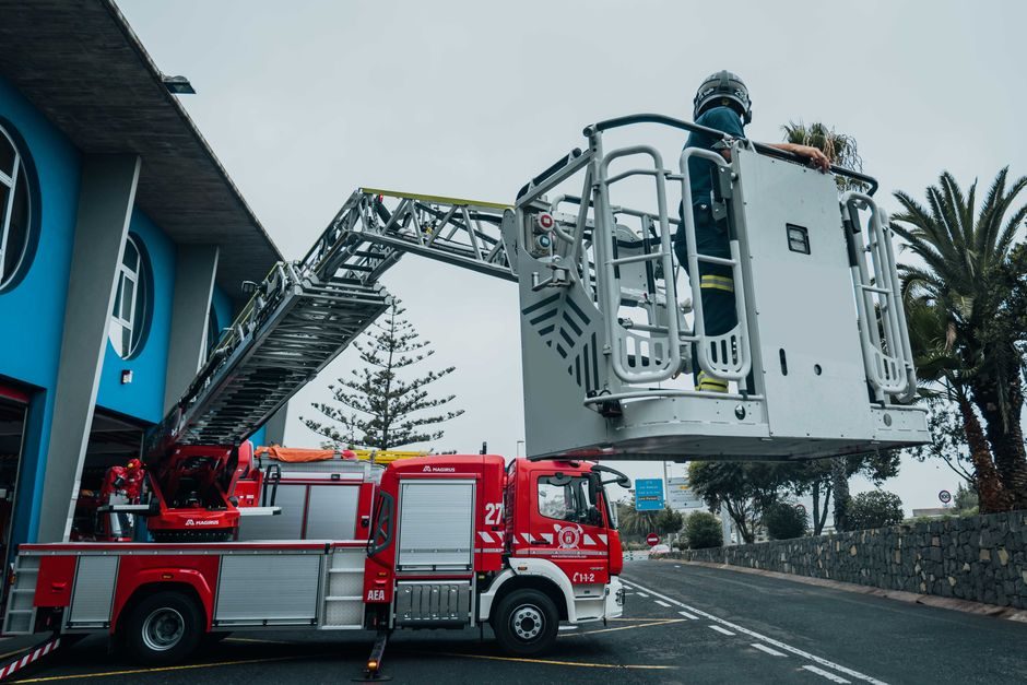 Aerial Work Platform Sizing & Selection: Height, Load, Power, Terrain