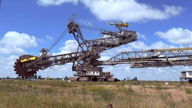 amphibious excavator suppliers and manufacturers - Selection Criteria: Operating Weight, Bucket, Reach, and Pontoon Geometry