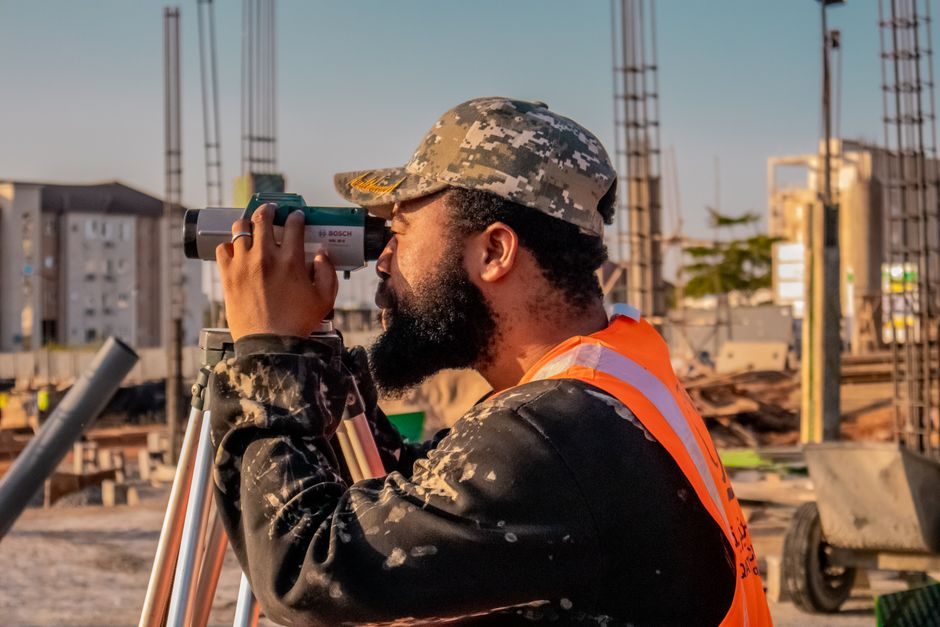 Automatic Level Sizing and Selection: Range, Magnification, Compensator