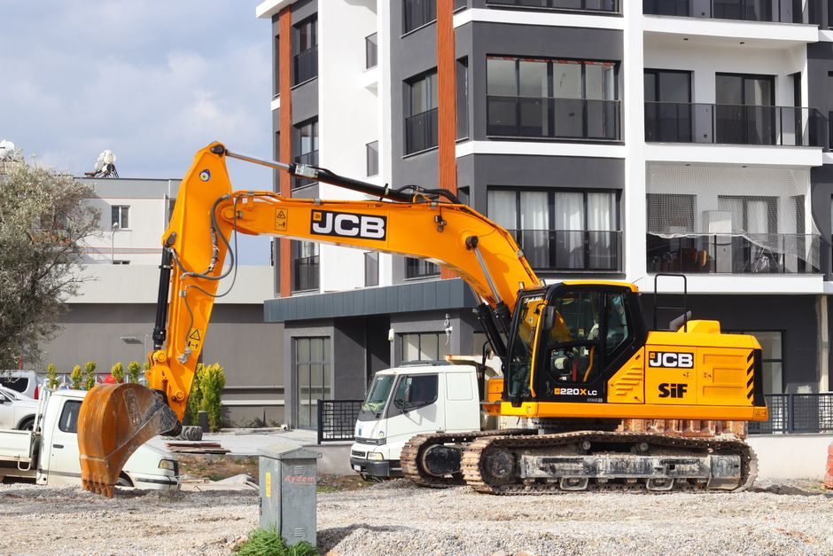 Backhoe Loader Selection: Operating Weight, Drivetrain and Attachment Gates