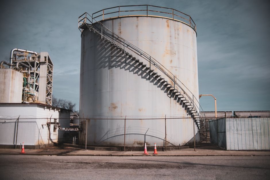 Best Deformed Rebar for Oil & Gas: Spec Bands, Sour-Service Limits, and 2026 Sourcing