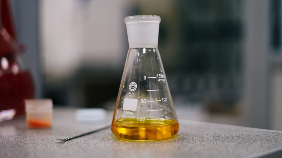 Best POM Grades for Chemical Processing: Homopolymer vs Copolymer Spec Logic