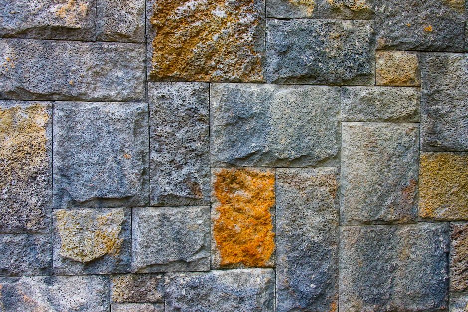 Building Stone Buying Guide 2026: Material Bands, Veneer vs Full-Bed, and Lead-Time Levers