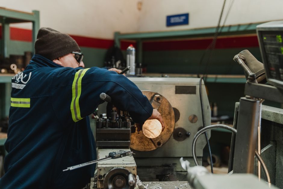 CNC controller manufacturing: architecture, G-code loop, and mainline vendor stacks