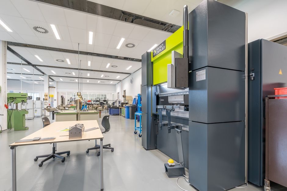 CNC controller smart manufacturing: motion loop, retrofits, and COBOT integration