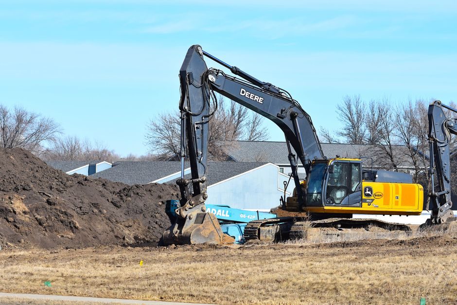 Crawler Excavator vs Wheeled Excavator: 2026 Spec-First Decision Map