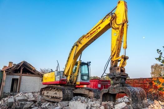Excavator selection for demolition projects - Attachment Map: Shears, Crushers, Combi Shears, Grapples