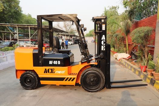 diesel forklift vs Forklift - Spec Comparison Table: Engine Type vs Operating Fit
