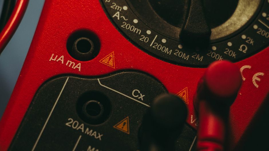 Digital Multimeter vs Programmable DC Power Supply: Spec Gates, Use Boundaries and 2026