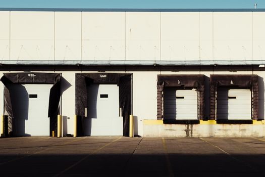 Dock Leveler types and classifications - Air-Powered Dock Levelers: No Hydraulics, No Electricity at the Pit