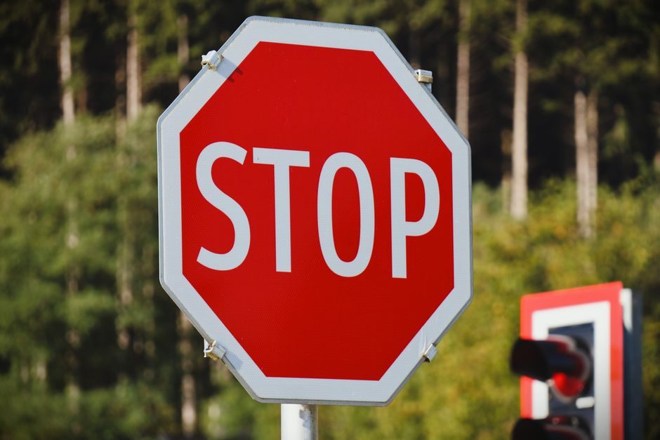 Emergency Stop Button Price 2026: €40 Plastic to €400+ ATEX, Spec Tier Map