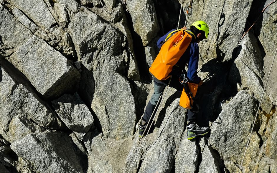 Fall Arrest Harness vs Safety Helmet: Spec Cut, Standard Fit, and When You Need Each