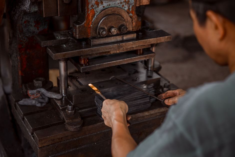 Gravity Die Casting Machine Selection: Alloy, Tonnage, Control and Sourcing
