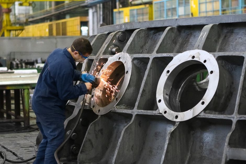 Helical Gear Reducer Suppliers 2026: Maker Map, Spec Bands and Sourcing Levers