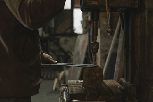 Hot Chamber Die Casting Machine types and classifications - Alloy Fit and the Hot Chamber vs Cold Chamber Boundary