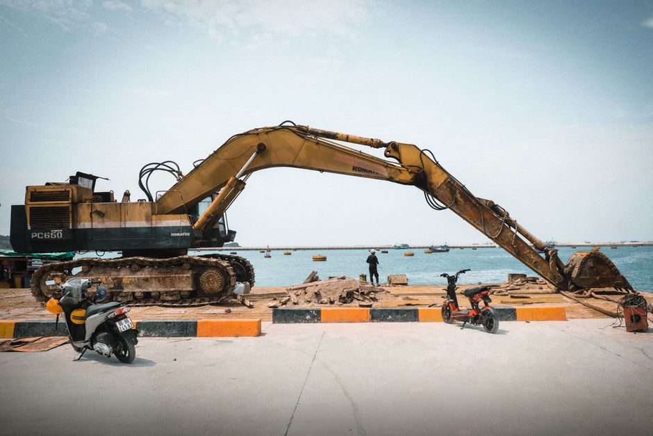 How to Choose a Long Reach Excavator: Reach, Weight, Transport, Duty