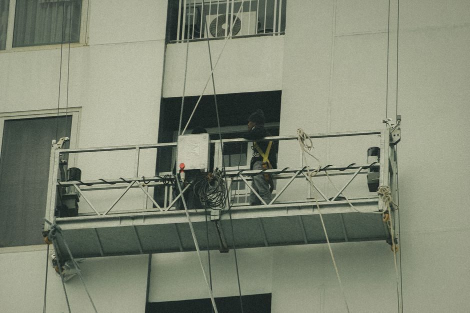 How to Choose an Aerial Work Platform: Height, Load, Terrain, Power