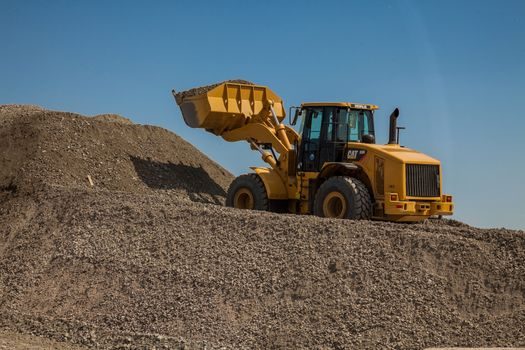 Excavator selection for mining operations - Decision Criteria: Bucket, Truck Pass Match, Engine Power