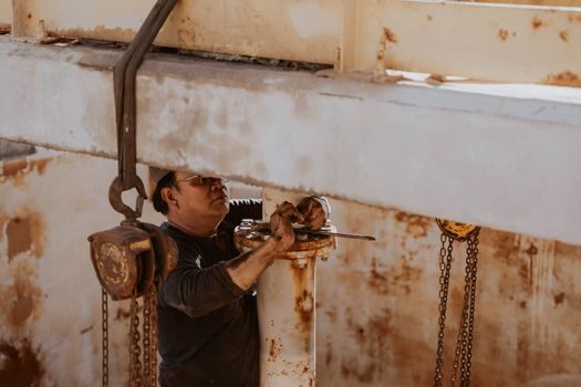 Hydraulic Cylinder selection criteria - Seal Package and Operating Environment: Where Real Failures Start