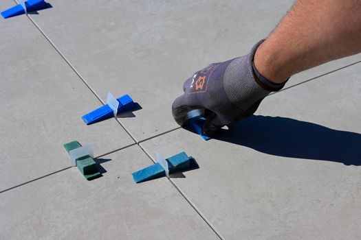 Industrial Ceramic installation guide - Trowel Geometry and Coverage: Avoiding Hollow-Bond Failures