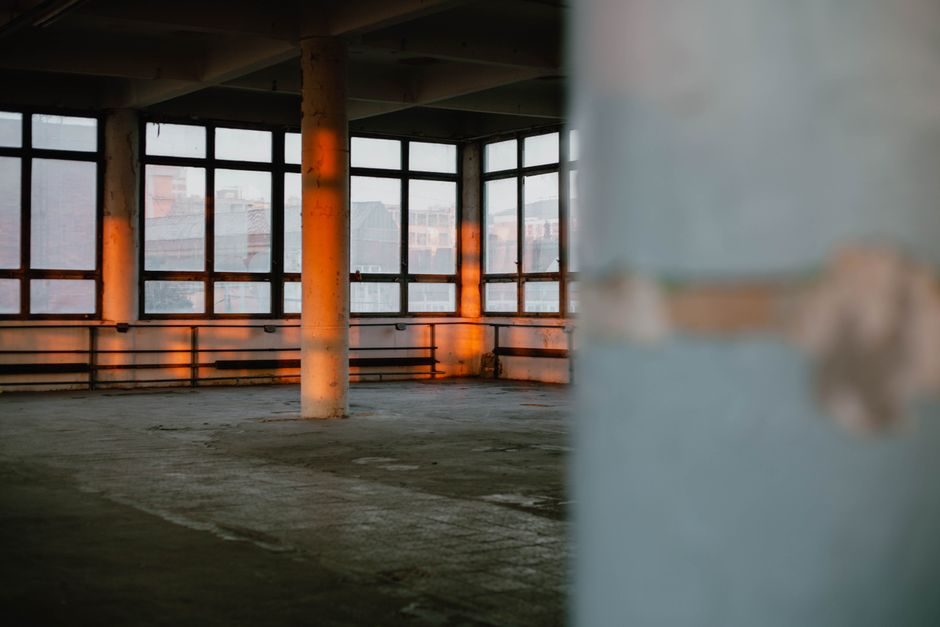Industrial Flooring: Spec Trade-Offs, Material Choices, and Failure Modes