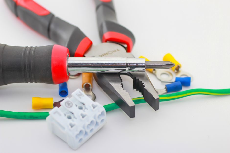 Insulated Tools Installation: Spec Gates and Field Checks