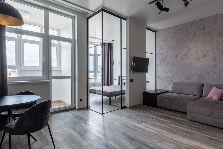 Lightweight partition panel installation: anchor, bed, and brace on 2.44 m modules