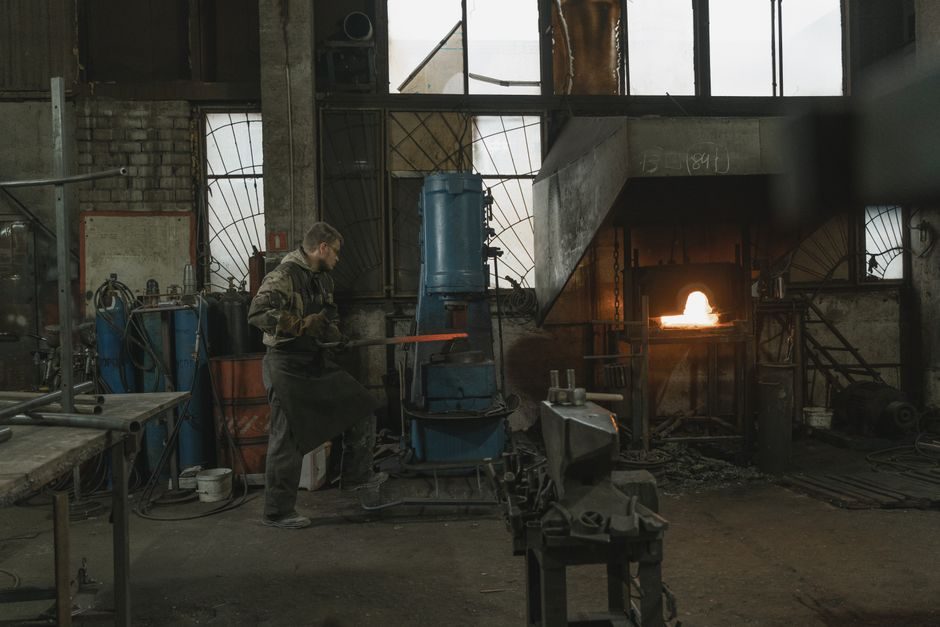 Line-Frequency Induction Furnace Types: Coreless vs Channel, Selection Map
